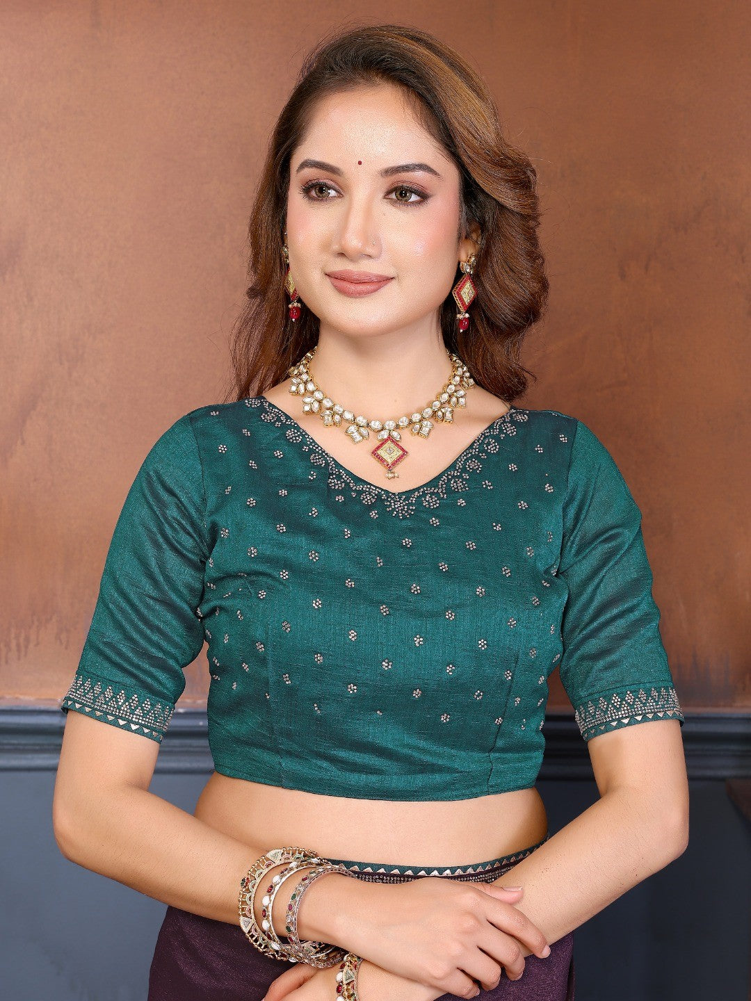 Dark Wine Vichitra Silk Saree with Vibrant Morpich Green Bandhani Border and Graceful Drape Finish - Image 3