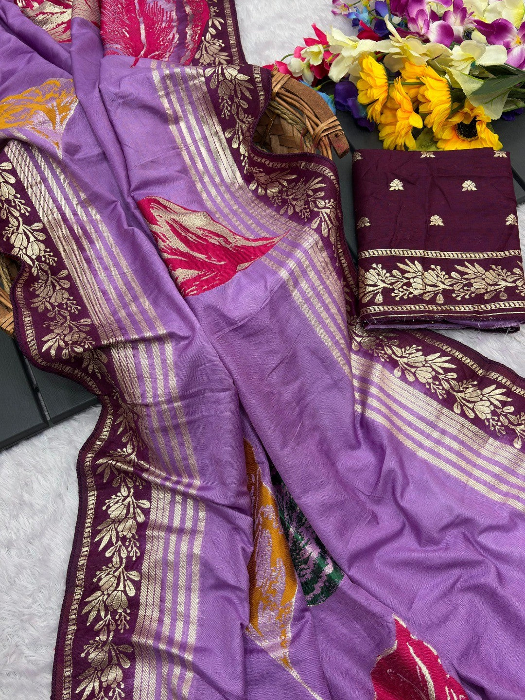 Elegant Lavender Muslin Saree with Floral Print and Zari Border - Image 5