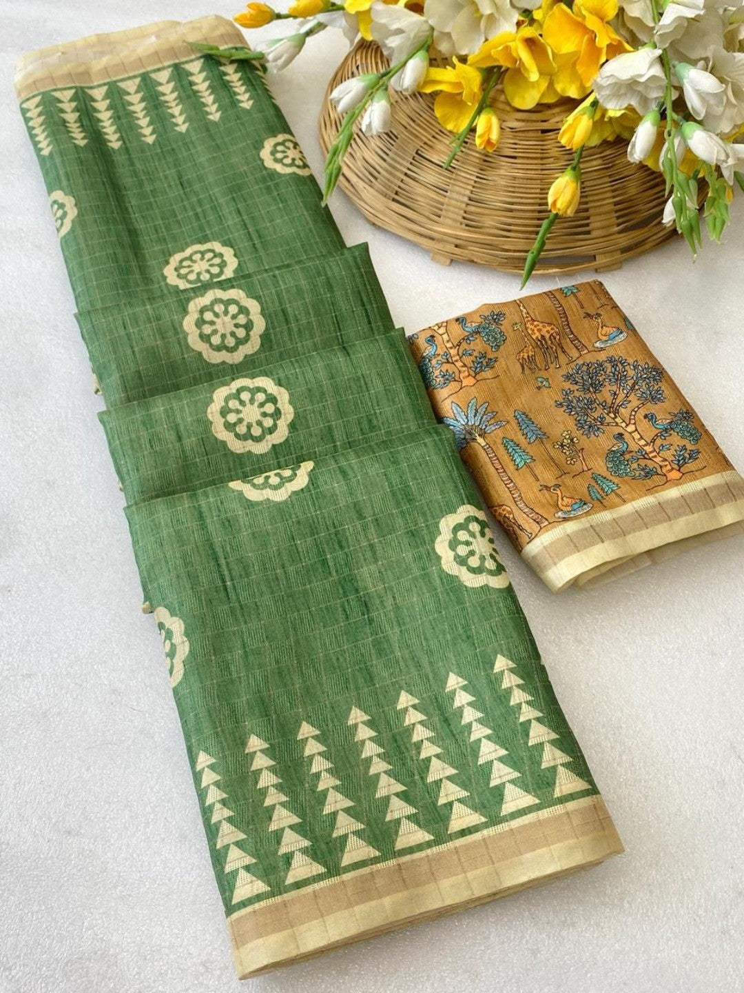 Elegant Green Tussar Silk Saree Featuring Zari Checks Weaving With Bird & Animal Printed Pallu - Image 2
