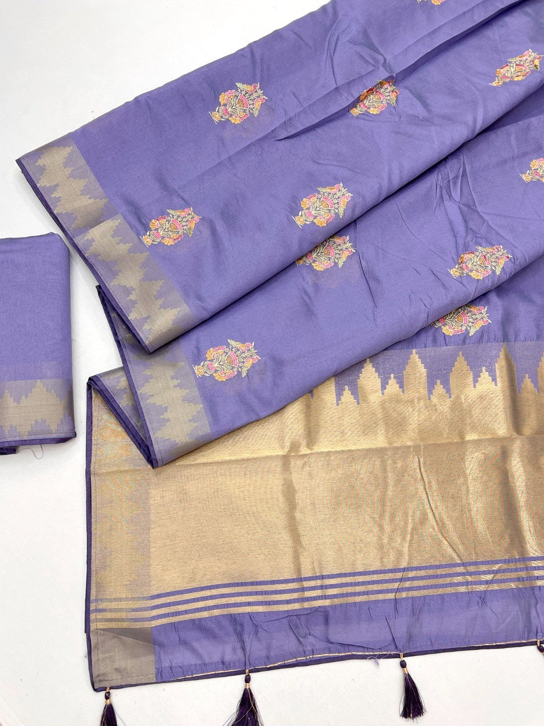 Refreshing Lavender Cotton Blend Saree Highlighted By Intricate Floral Embroidery & Zari Weaving - Image 3