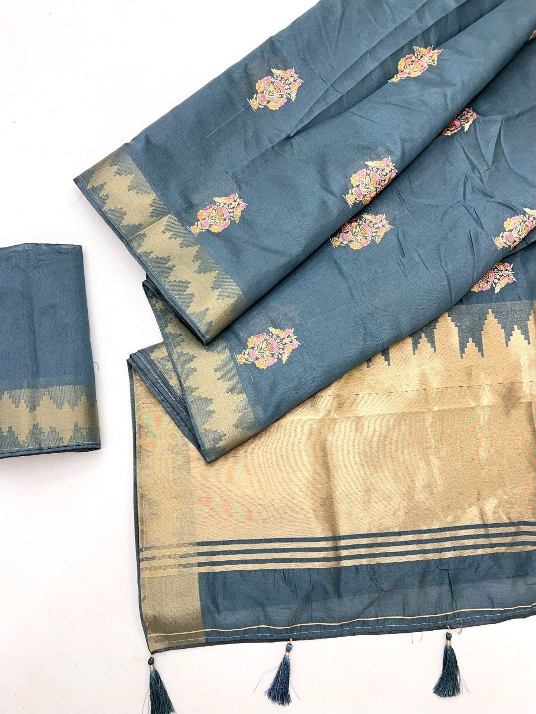Refreshing Grey Cotton Blend Saree Highlighted By Intricate Floral Embroidery & Zari Weaving - Image 3