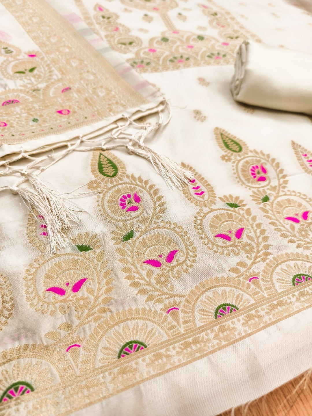 Luxurious Offwhtie Banarasi Silk Dress Material Showcasing Rich Floral Zari Weaving Design - Image 3