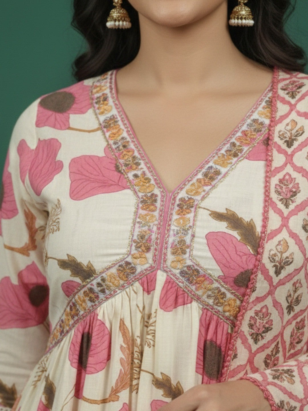 Off-White Cotton Alia Cut Salwar Suit With Floral Accents - Image 3