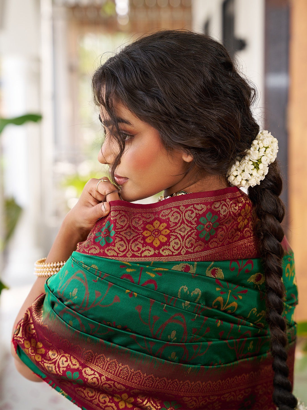 Classic Green Soft Silk Blend Saree Enhanced With Traditional Floral Weaving & Tassel Pallu - Image 3