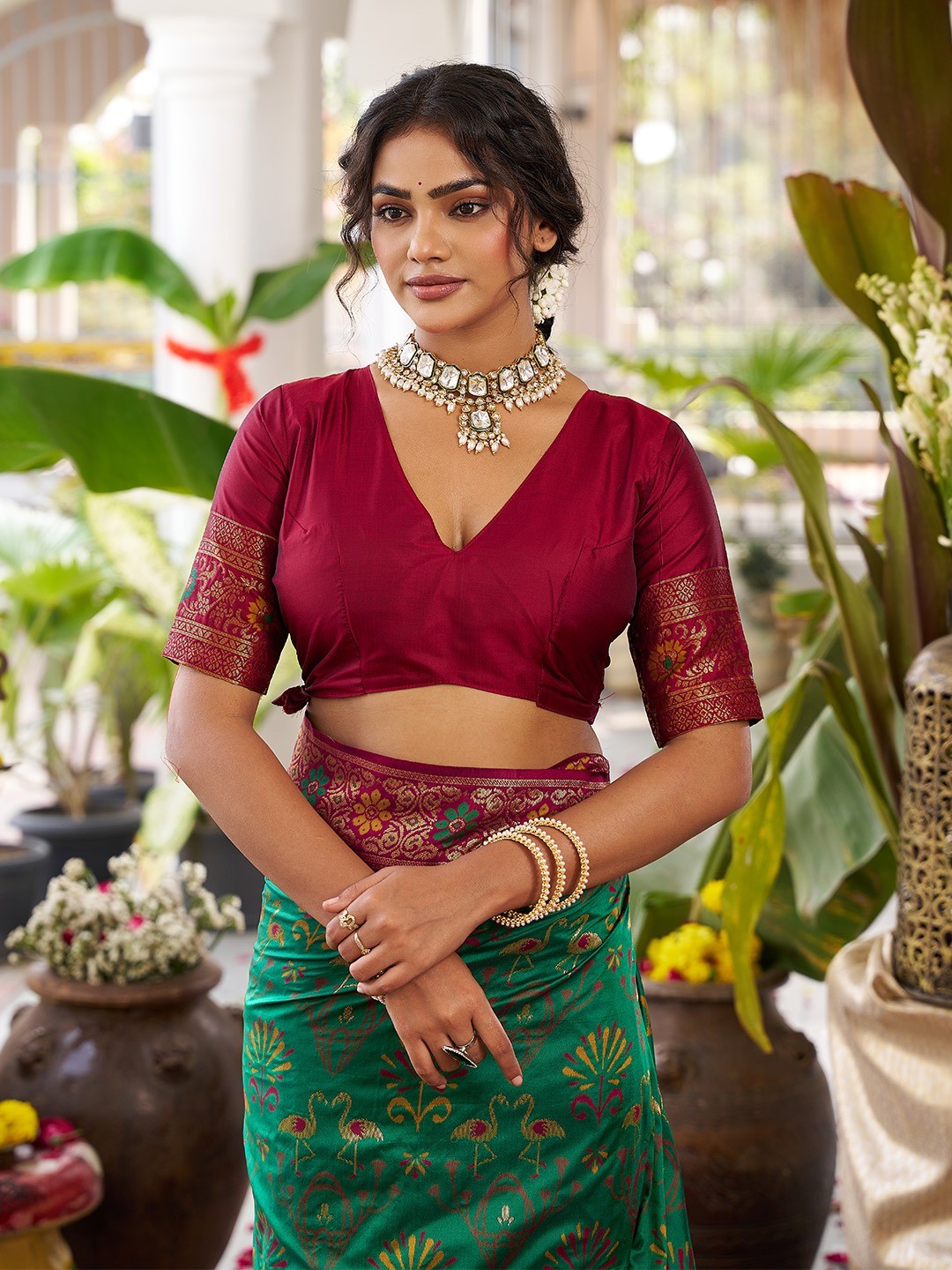Classic Green Soft Silk Blend Saree Enhanced With Traditional Floral Weaving & Tassel Pallu - Image 2