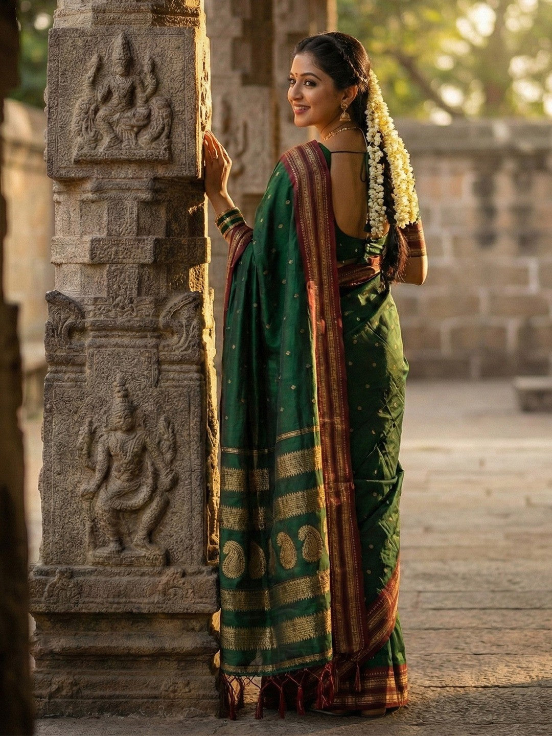 Graceful Green Woven Silk Blend Saree With Paisley Pattern Pallu & Decorative Tassels - Image 2