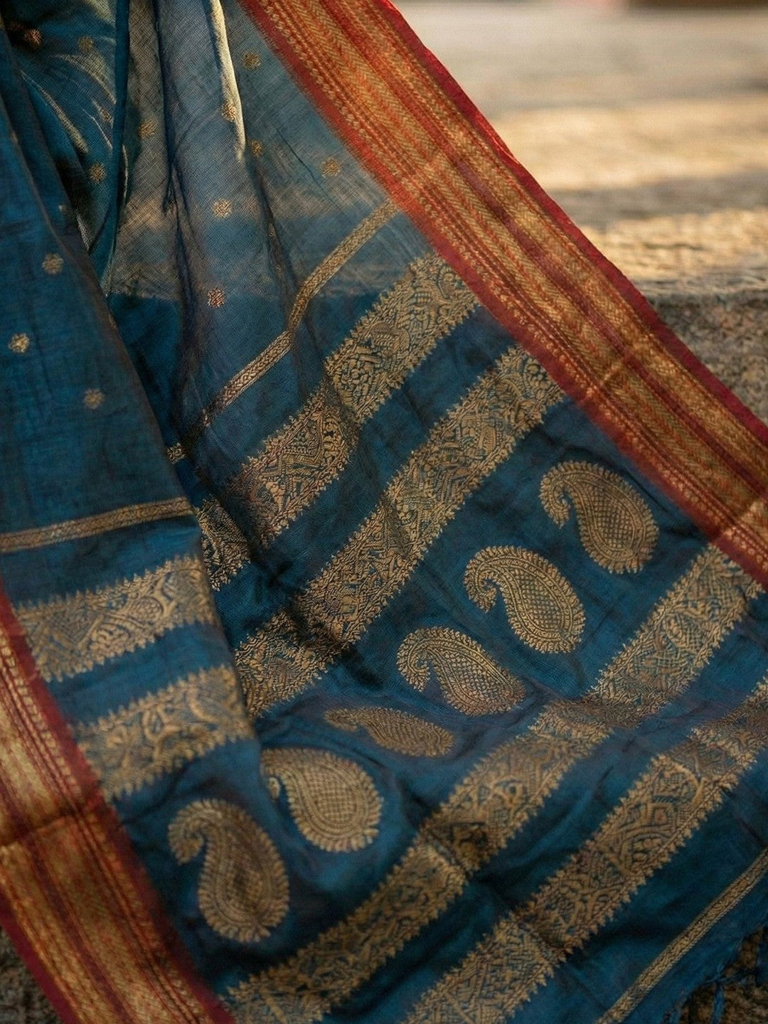 Graceful Peacock Blue Woven Silk Blend Saree With Paisley Pattern Pallu & Decorative Tassels - Image 2