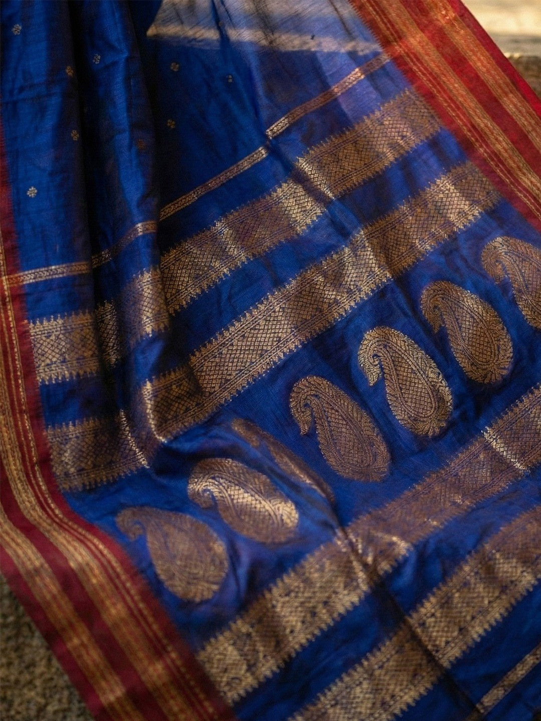 Graceful Royal Blue Woven Silk Blend Saree With Paisley Pattern Pallu & Decorative Tassels - Image 3