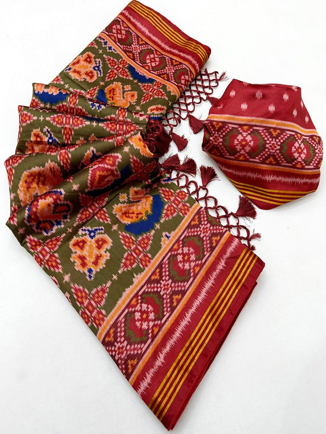 Exquisite Mehendi Green Patola Print Handloom Silk Saree with Handcrafted Tassel Detailing - Image 3