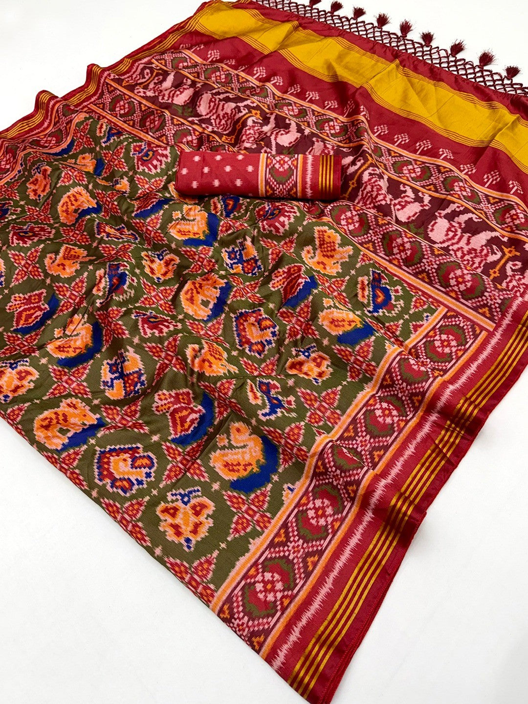 Exquisite Mehendi Green Patola Print Handloom Silk Saree with Handcrafted Tassel Detailing - Image 2