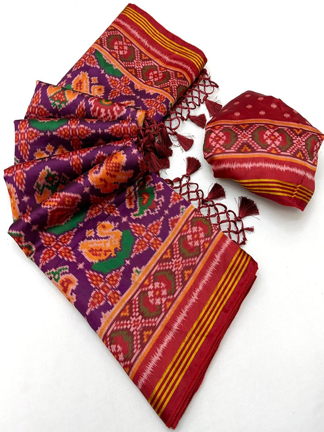 Exquisite Purple Patola Print Handloom Silk Saree with Handcrafted Tassel Detailing - Image 2
