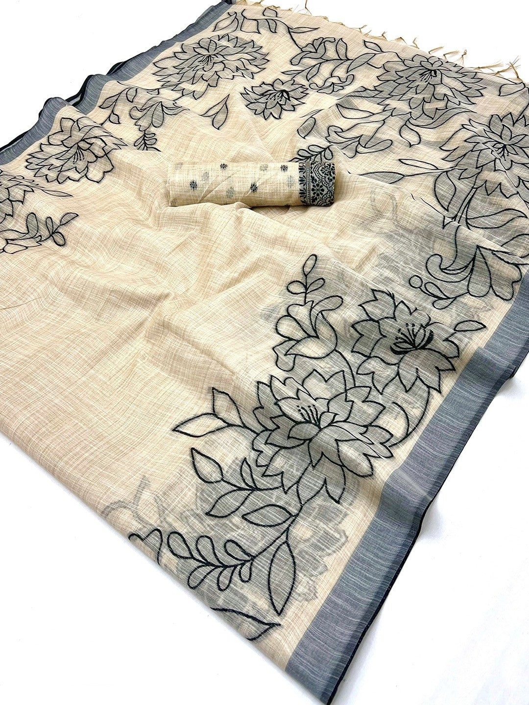 Beige Woven Cotton Blend Saree Featuring Black Floral Pattern In Jamdani Style - Image 2