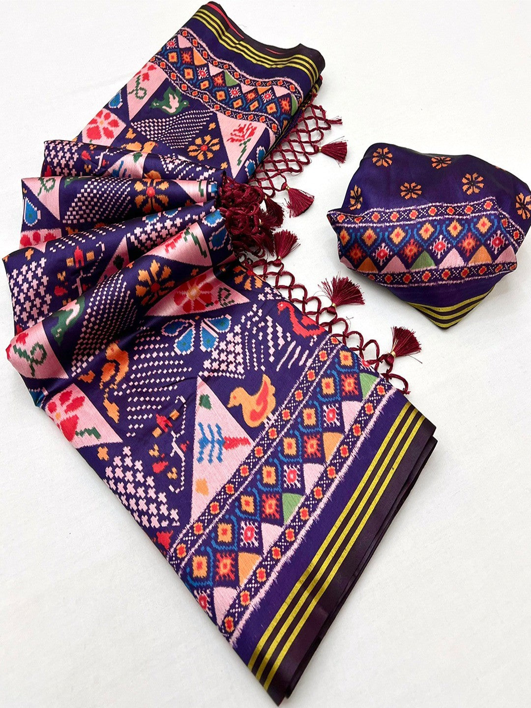 Blue Handloom Silk Saree with Ethnic Traditional Patola Pattern for Special Occasions - Image 3