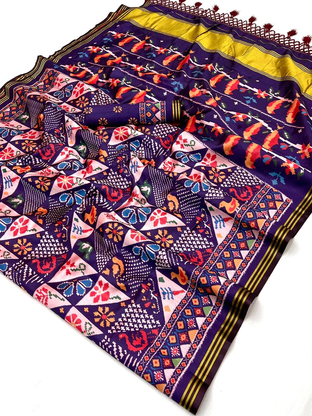 Blue Handloom Silk Saree with Ethnic Traditional Patola Pattern for Special Occasions - Image 3