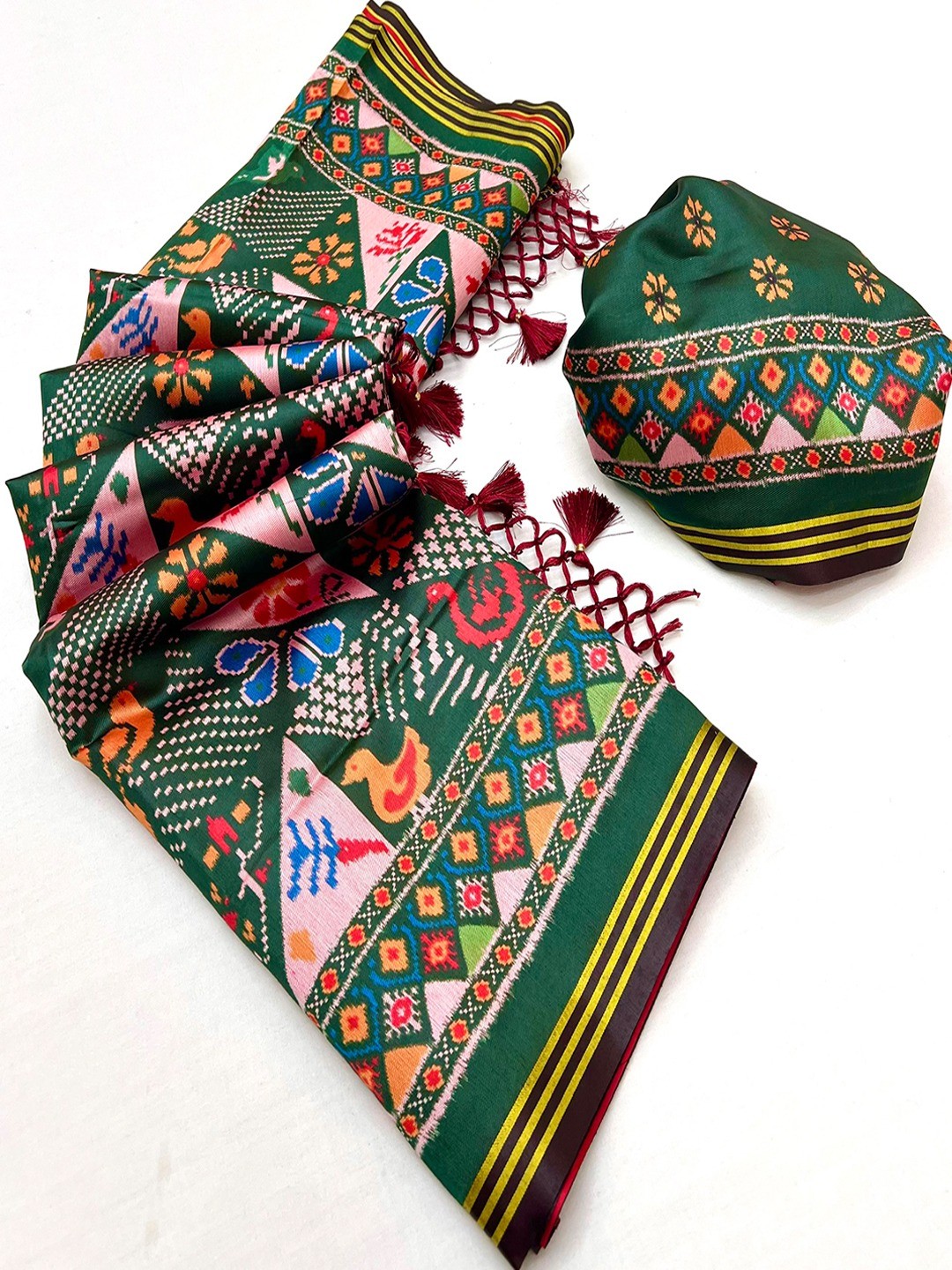 Green Handloom Silk Saree with Ethnic Traditional Patola Pattern for Special Occasions - Image 2