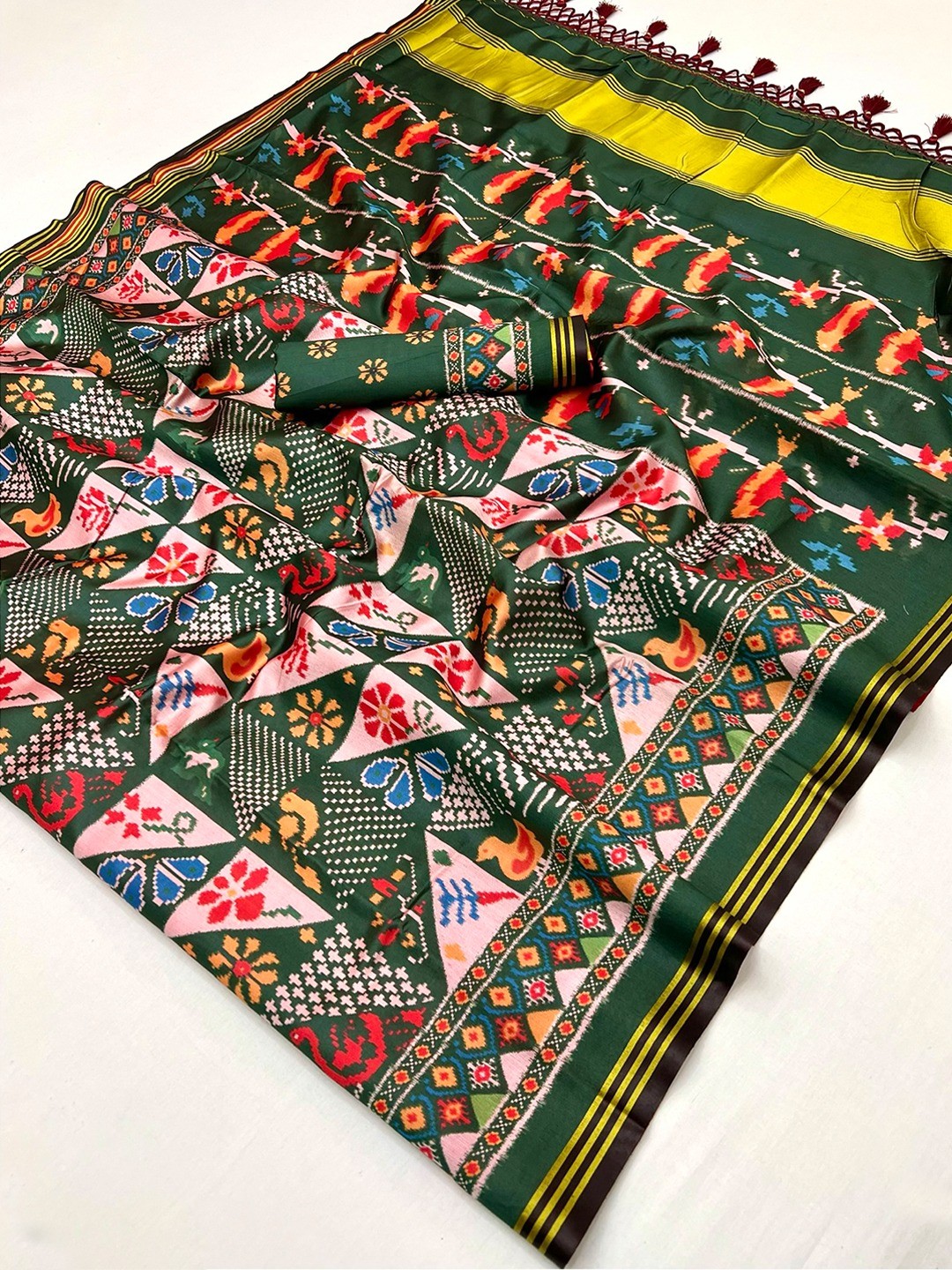 Green Handloom Silk Saree with Ethnic Traditional Patola Pattern for Special Occasions - Image 3