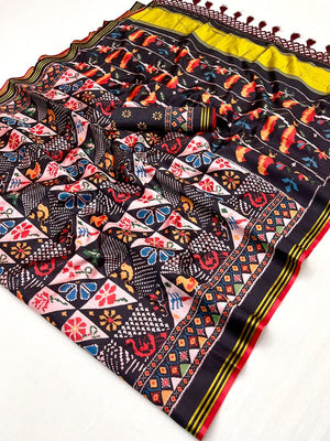 Black Handloom Silk Saree with Ethnic Traditional Patola Pattern for Special Occasions - Image 2