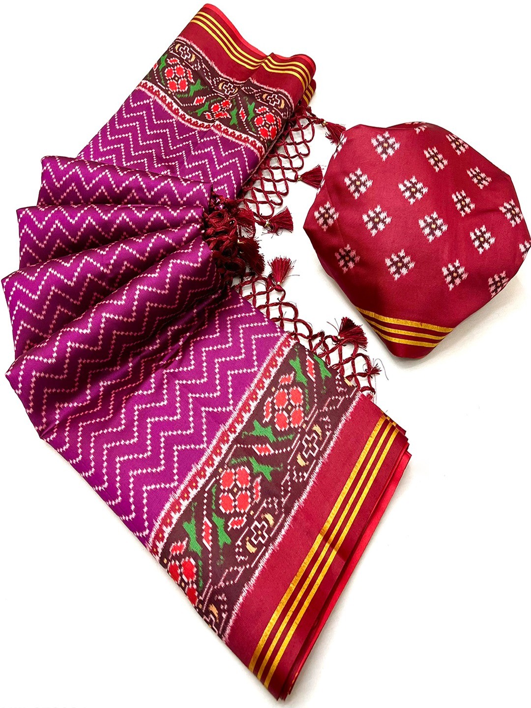 Traditional Magenta Patola Print Handloom Silk Saree with Pallu Tassel Detailing - Image 3