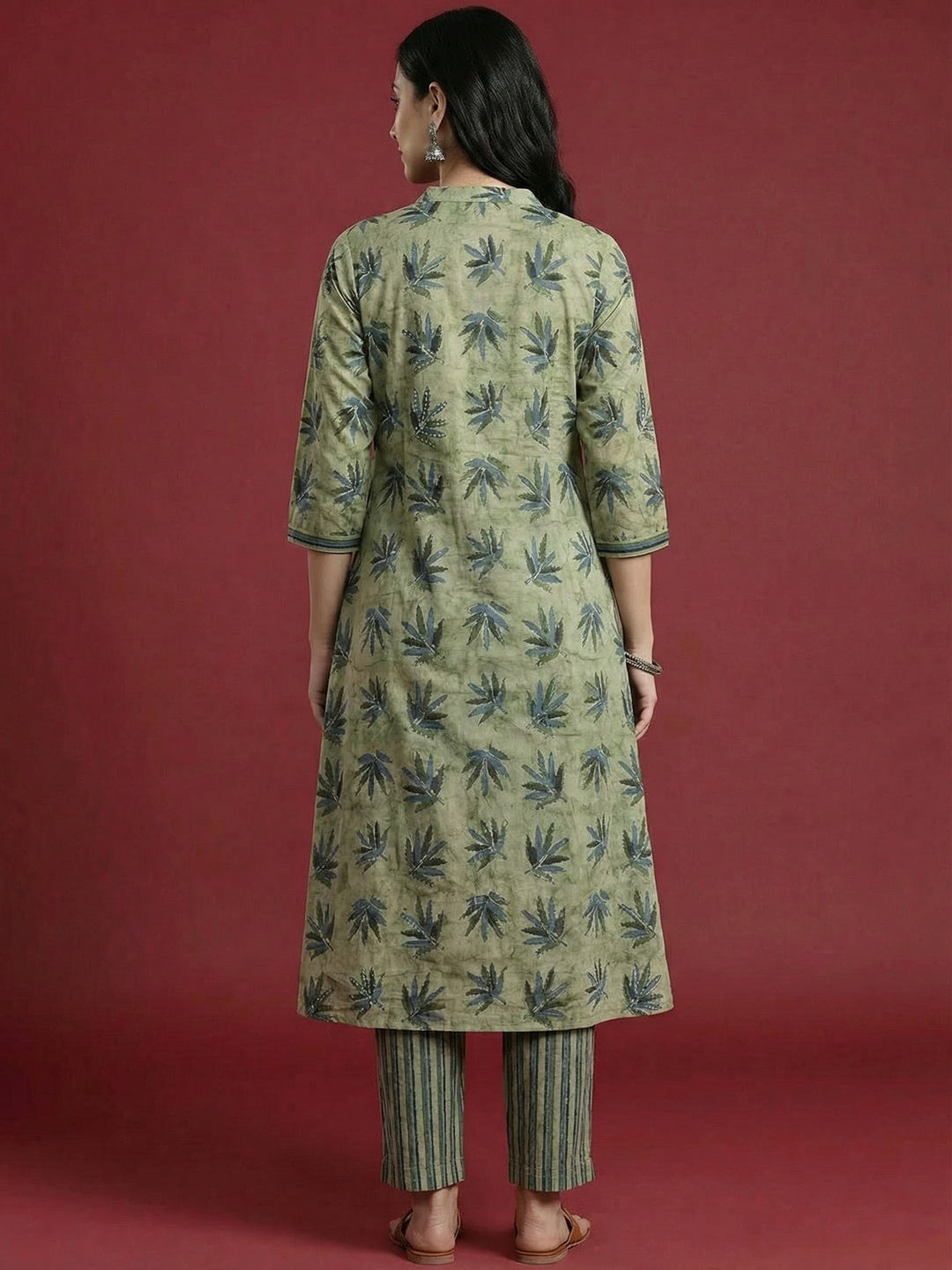 Blue Floral Printed Pure Cotton Straight Fit Salwar Suit - Image 5