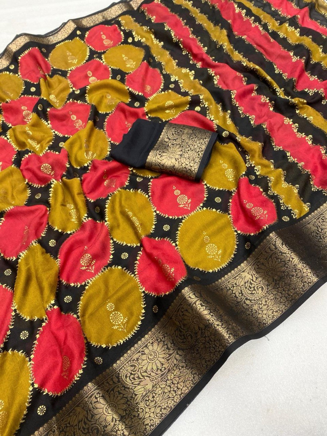 Multicolor Georgette Saree with Geometric Print and Zari Border - Image 2