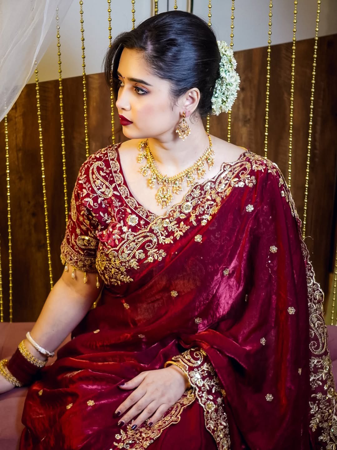 Luxurious Maroon Floral Zari & Thread Organza Satin Silk Saree With An Artistic Arco Cut Border - Image 6