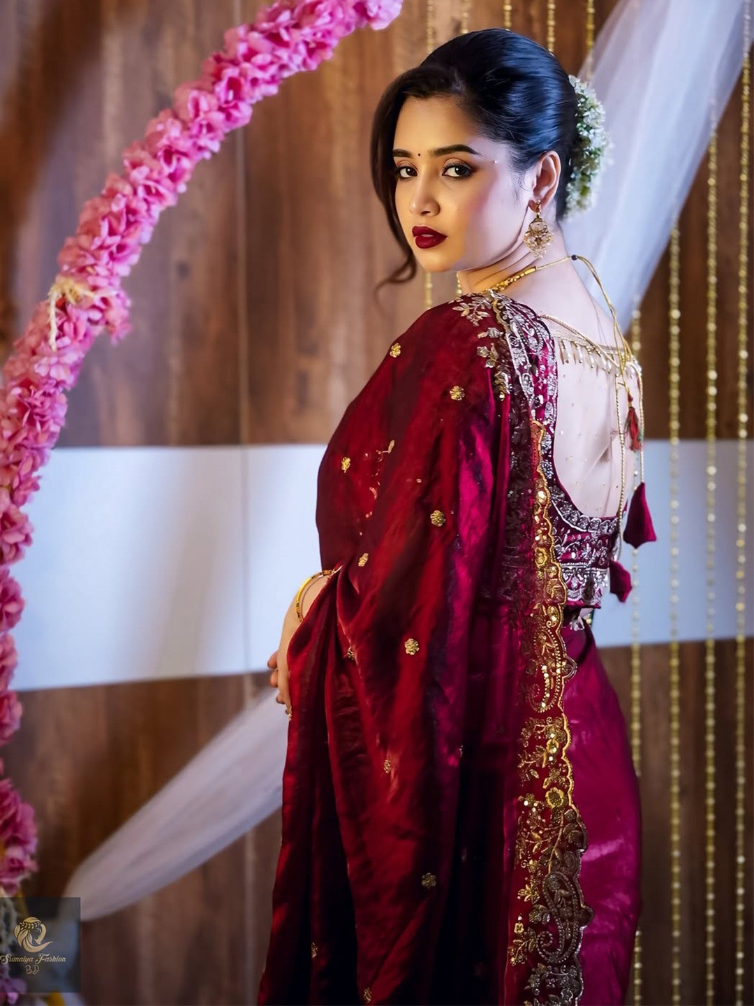 Luxurious Maroon Floral Zari & Thread Organza Satin Silk Saree With An Artistic Arco Cut Border - Image 4