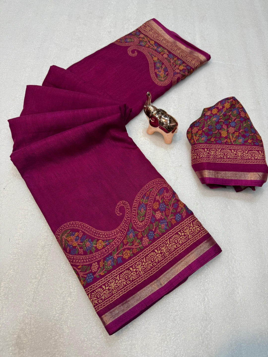 Magenta Tussar Silk Saree with Classic Paisley Pattern and Refined Traditional Finish - Image 3