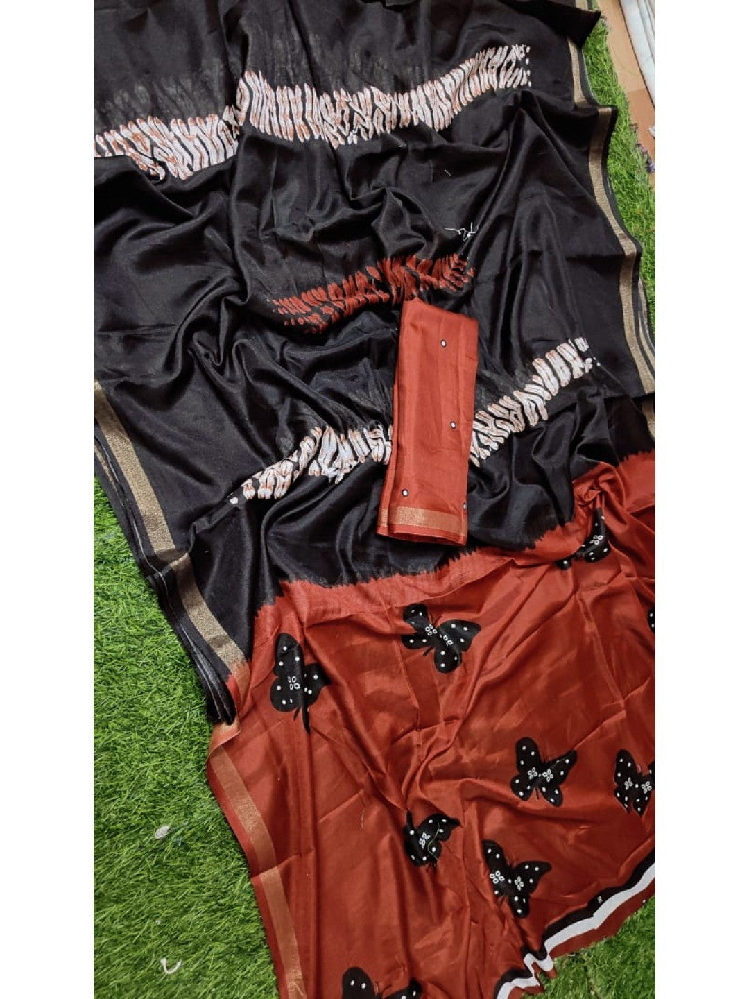 Elegant Black Mysore Silk Saree with Butterfly Print - Image 2