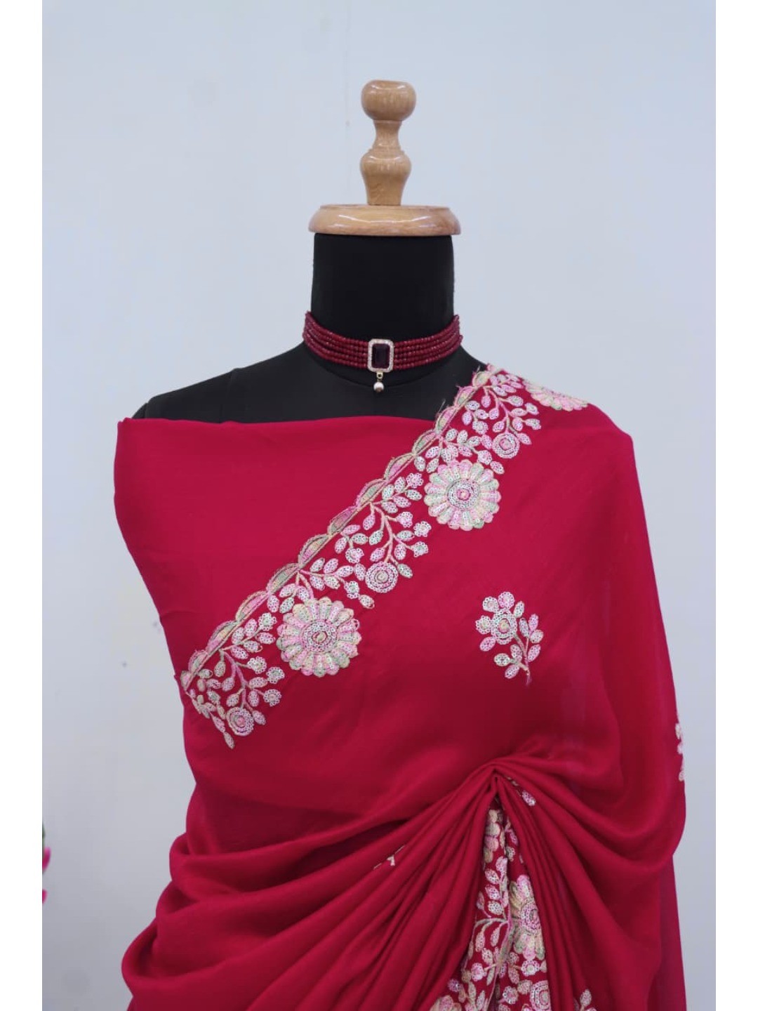 Luxurious Pink Floral Vichitra Silk Saree Embellished With Thread Embroidery & Sequins Work - Image 5