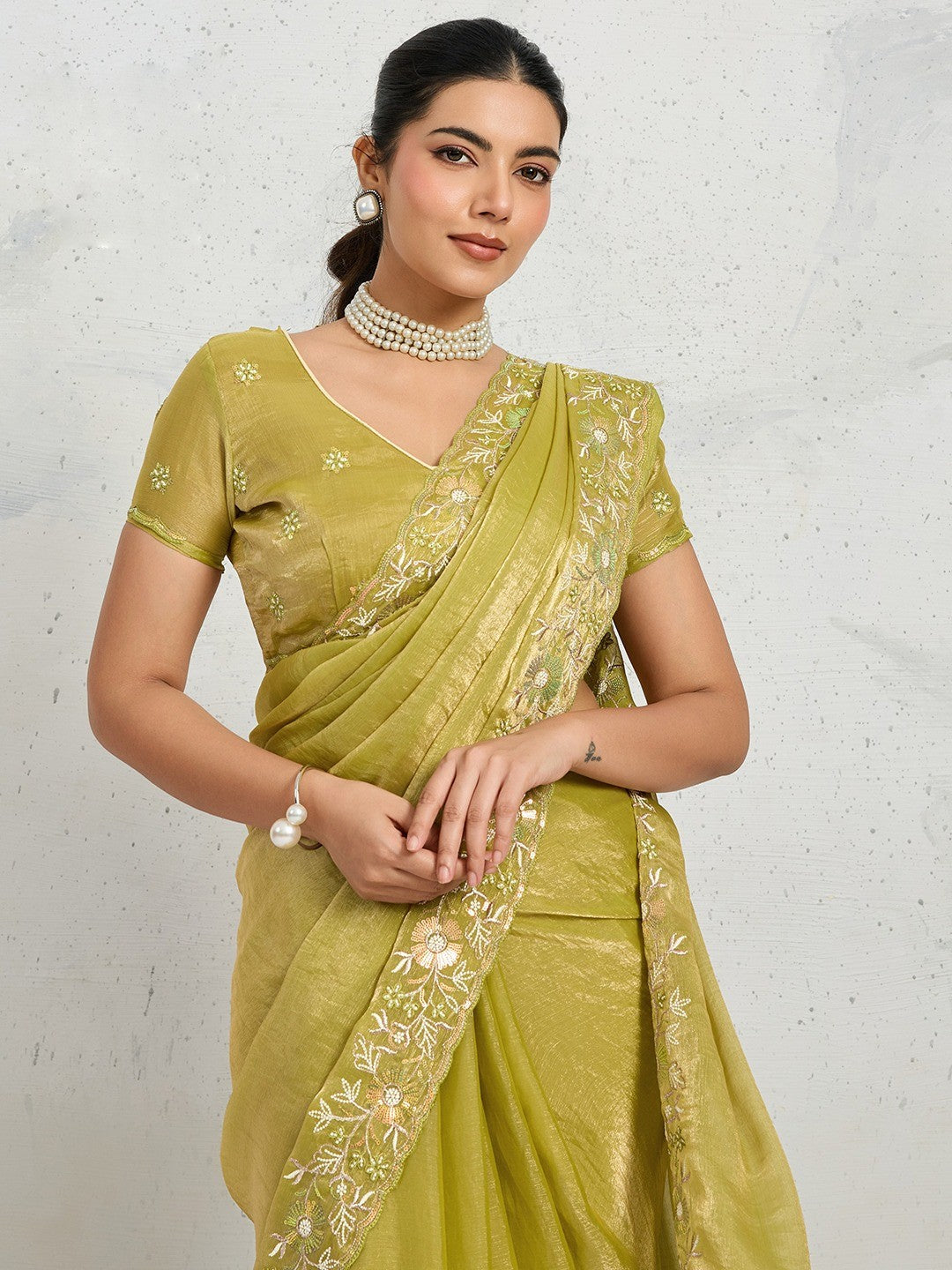 Elegant Mehendi Green Floral Thread & Zari Embroidered Chiffon Velvet Saree With Shimmering Sequins - Image 7