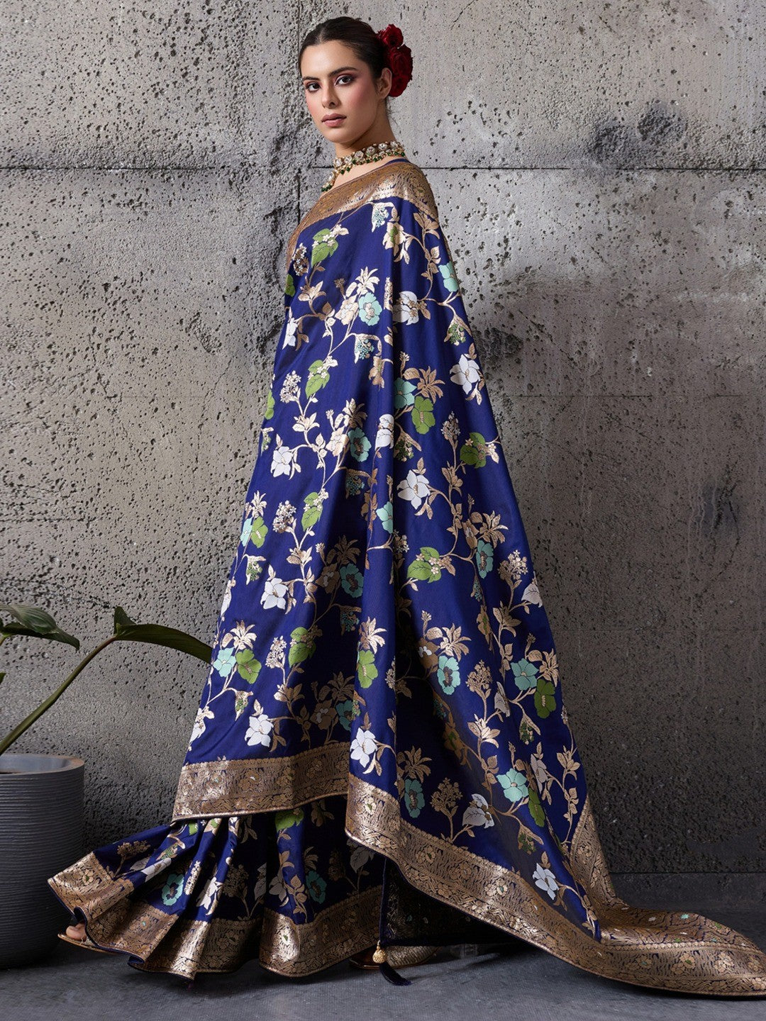 Navy Blue Floral Weaving Banarasi Silk Saree With Fine Piping & Classy Tassels On The Corners - Image 4