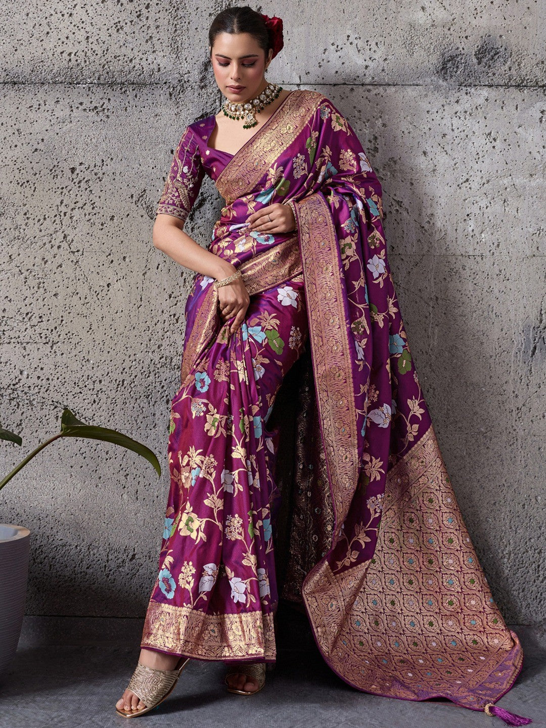 Wine Floral Weaving Banarasi Silk Saree With Fine Piping & Classy Tassels On The Corners - Image 3