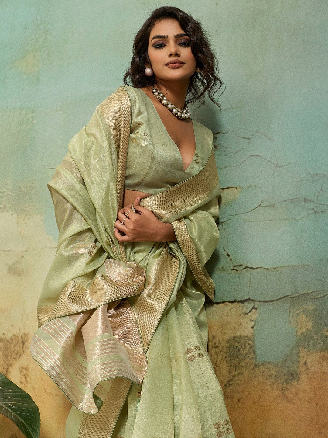 Elegant Green Zari Butti Weaving Tissue Linen Saree With Traditional Chit Pallu - Image 3