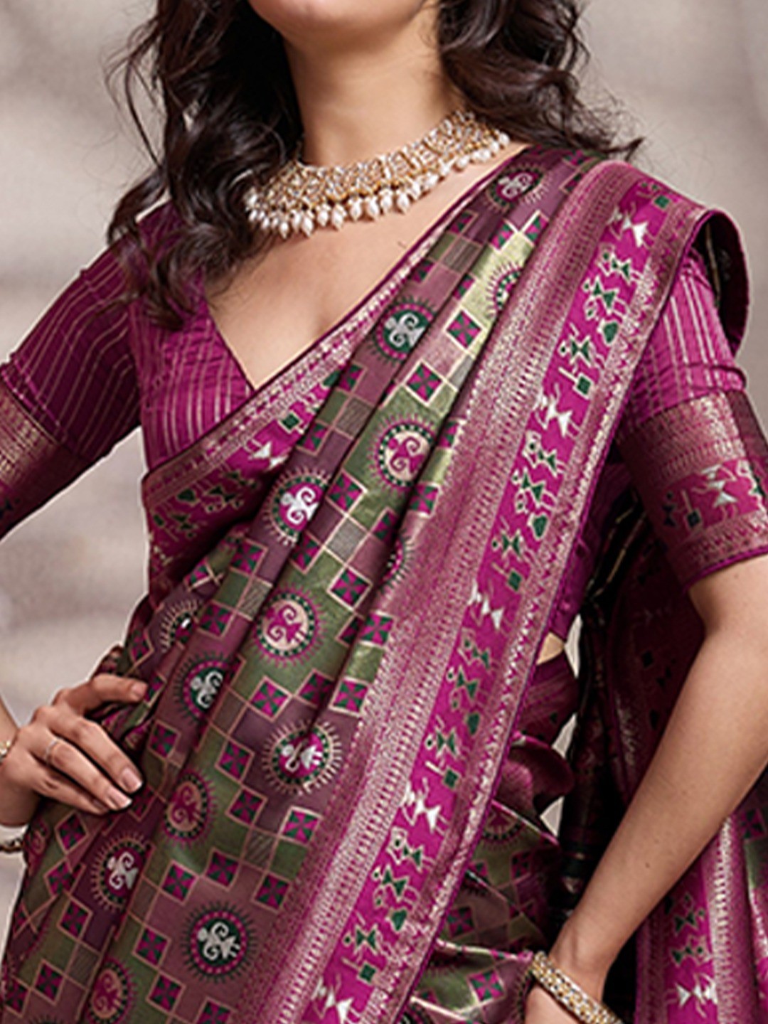 Graceful Burgundy & Green Floral Zari Meenakari Weaving Art Silk Saree With Elegant Tassel Pallu - Image 5