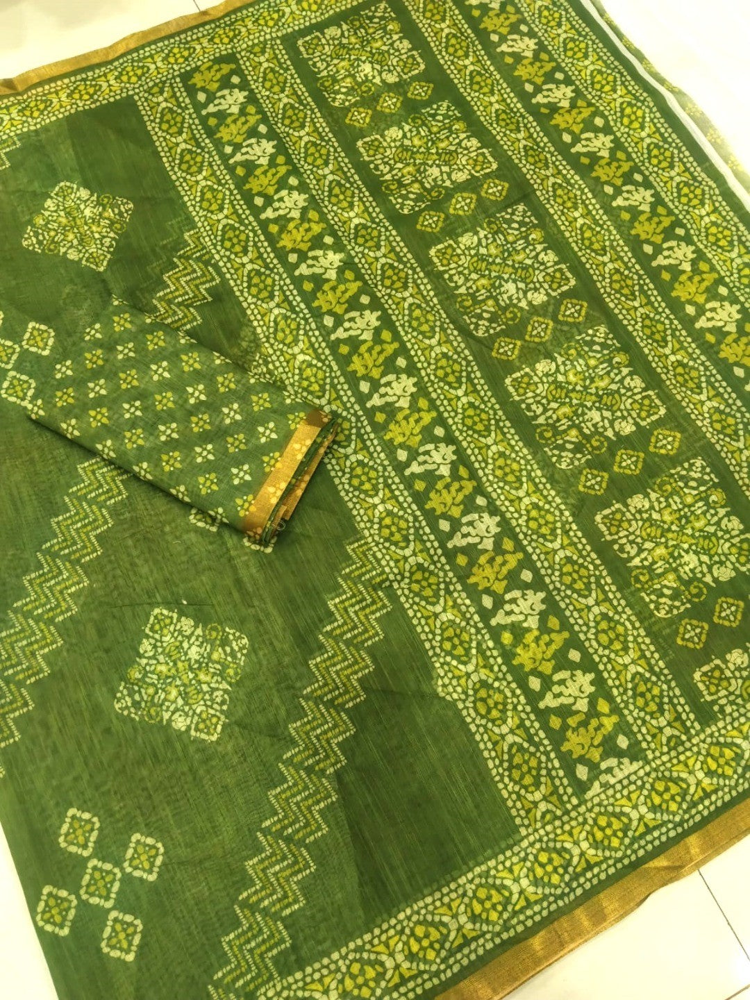 Elegant Green Linen Saree with Geometric Print and Zari Border - Image 2