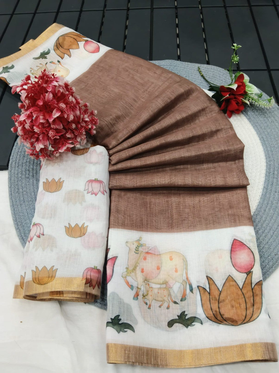 Elegant Chikoo Linen Saree with Lotus Border Print - Image 3