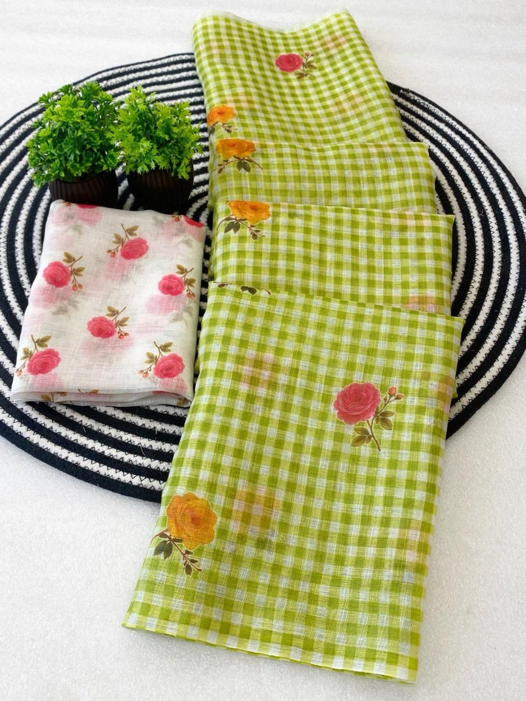 Green Linen Checked Saree with Floral Print With Tassels - Image 3