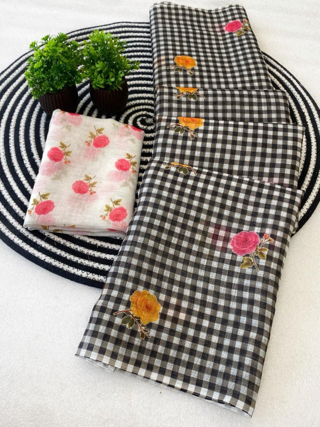 Black Linen Saree with Checked Print and Floral Motifs - Image 3
