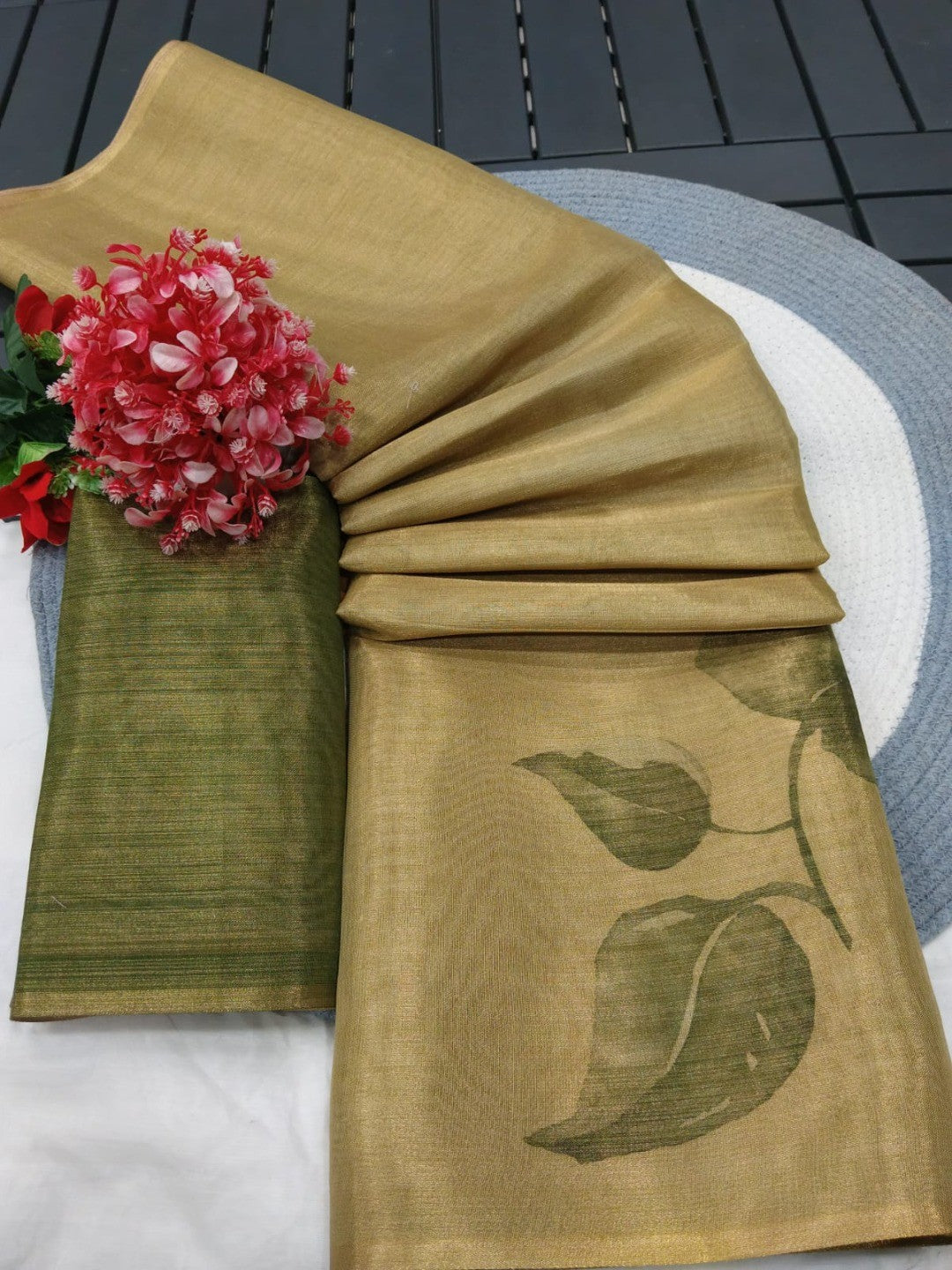 Elegant Green Cotton Silk Saree with Leaf Print Design - Image 4