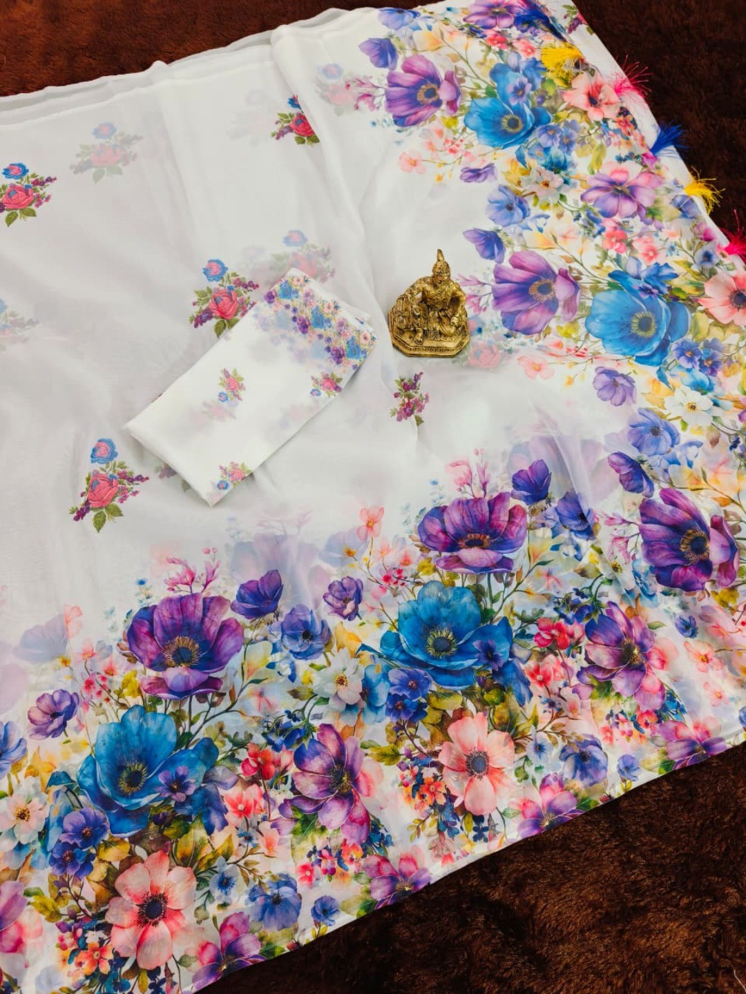 Elegant White Floral Printed Organza Saree with Designer Blouse - Image 3