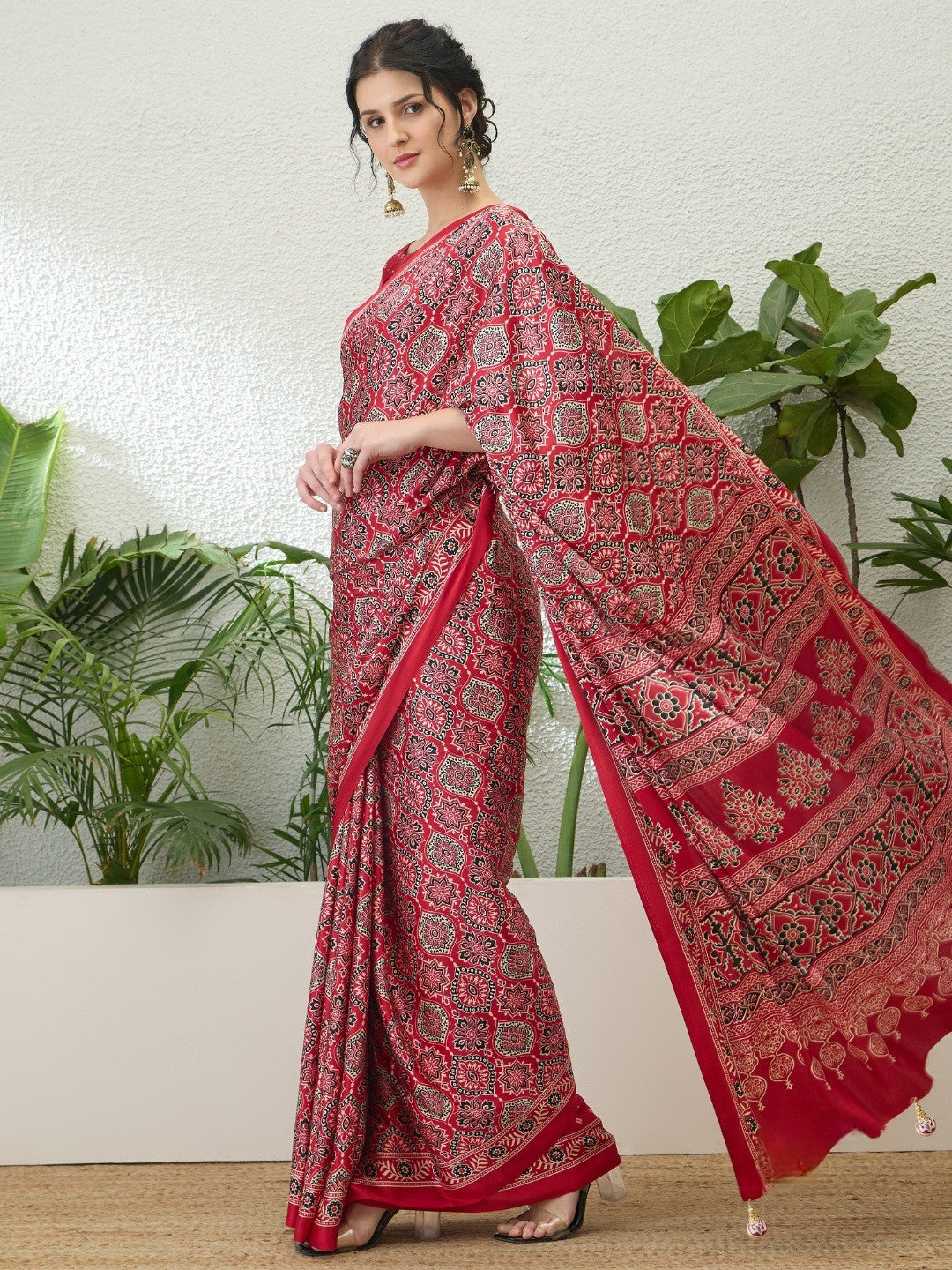 Charming Red Floral Printed Satin Saree Beautified With Decorative Latkan Pallu - Image 6