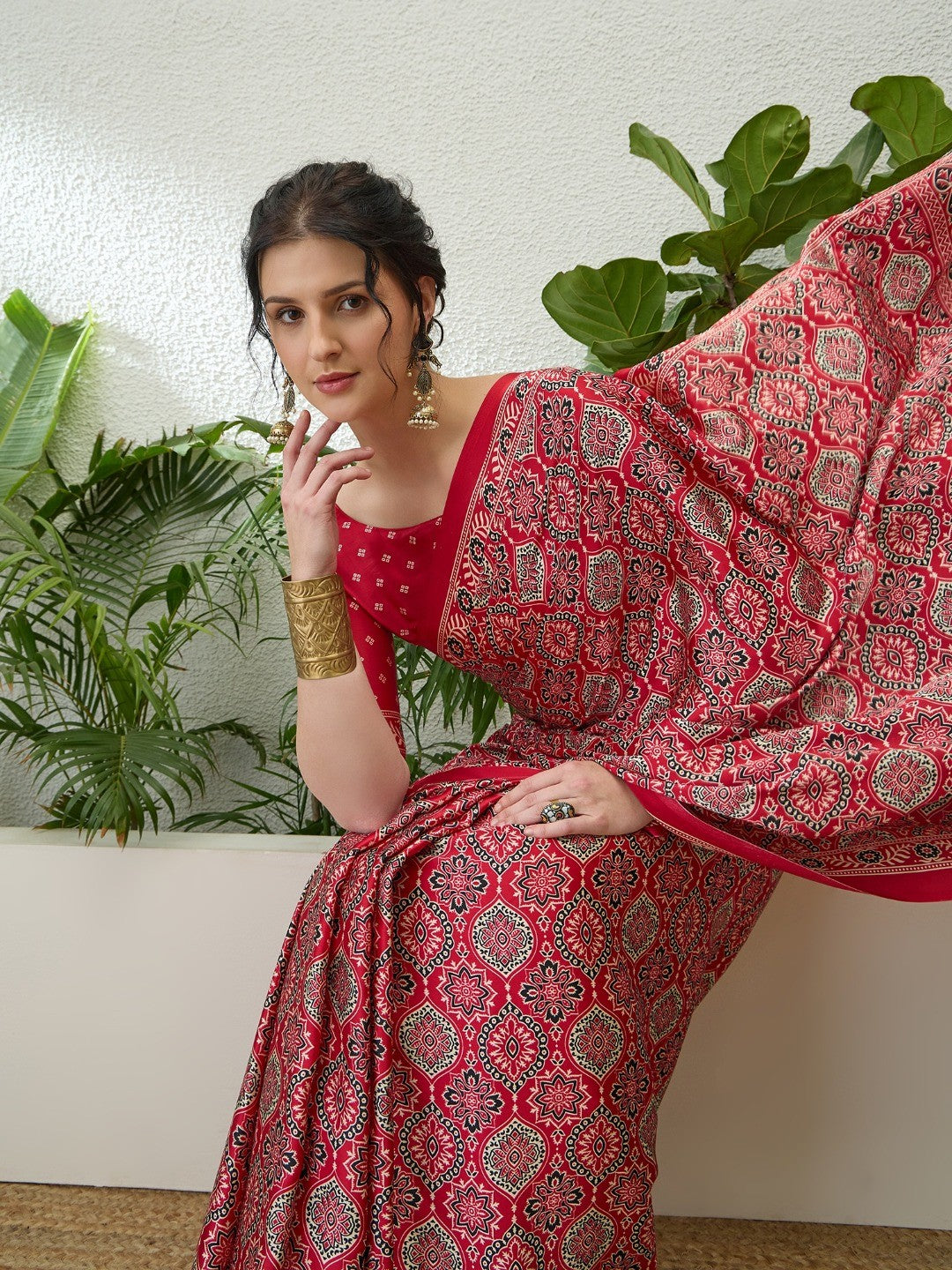 Charming Red Floral Printed Satin Saree Beautified With Decorative Latkan Pallu - Image 5