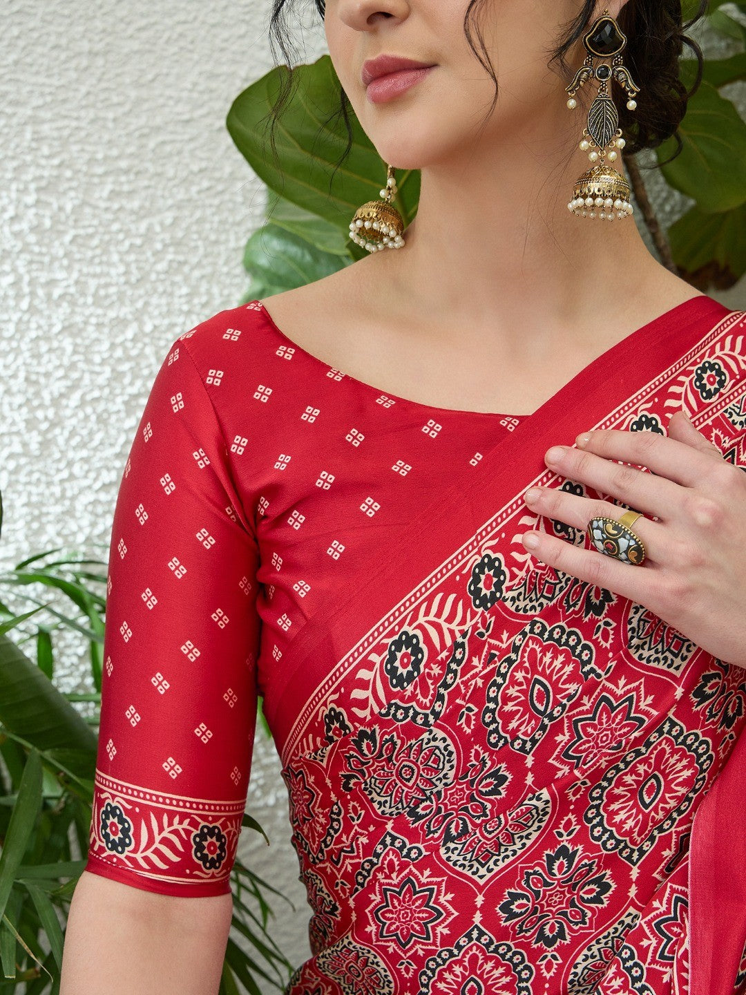 Charming Red Floral Printed Satin Saree Beautified With Decorative Latkan Pallu - Image 4