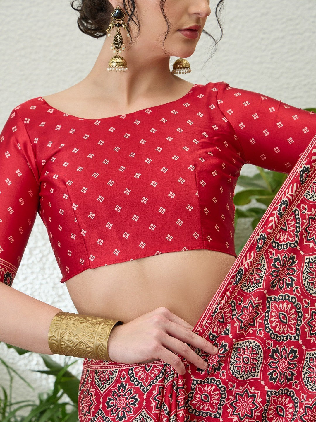 Charming Red Floral Printed Satin Saree Beautified With Decorative Latkan Pallu - Image 3