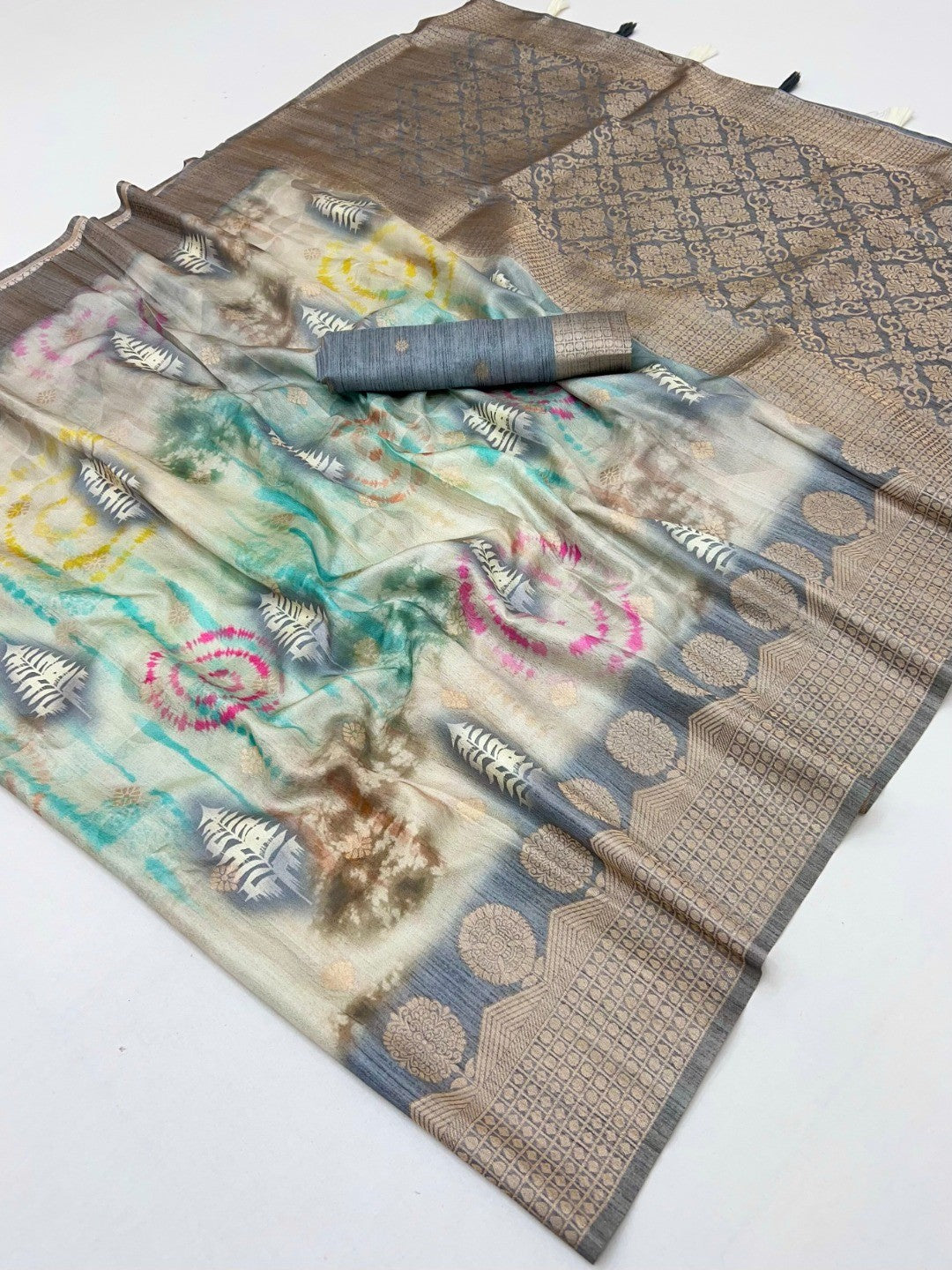 Elegant Grey Bemberg Saree with Digital Print and Rich Weaving Pallu - Image 2