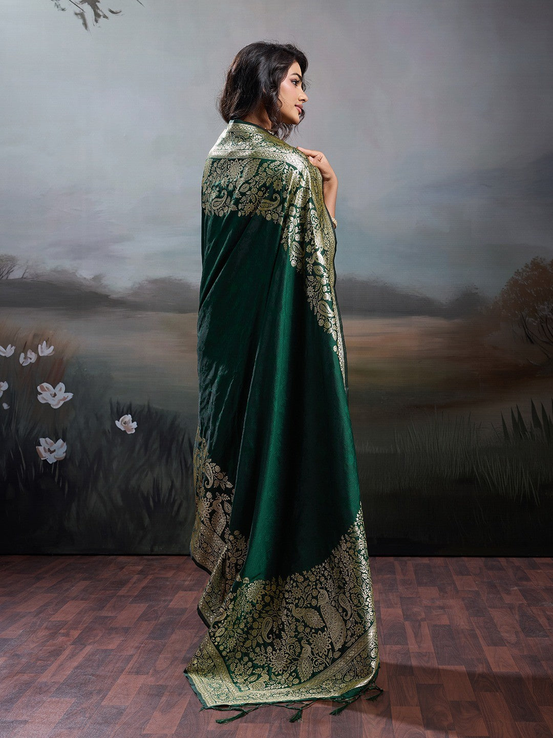 Rich Green Floral & Peacock Motif Weaving Silk Blend Saree With Decorative Tassel Pallu - Image 4