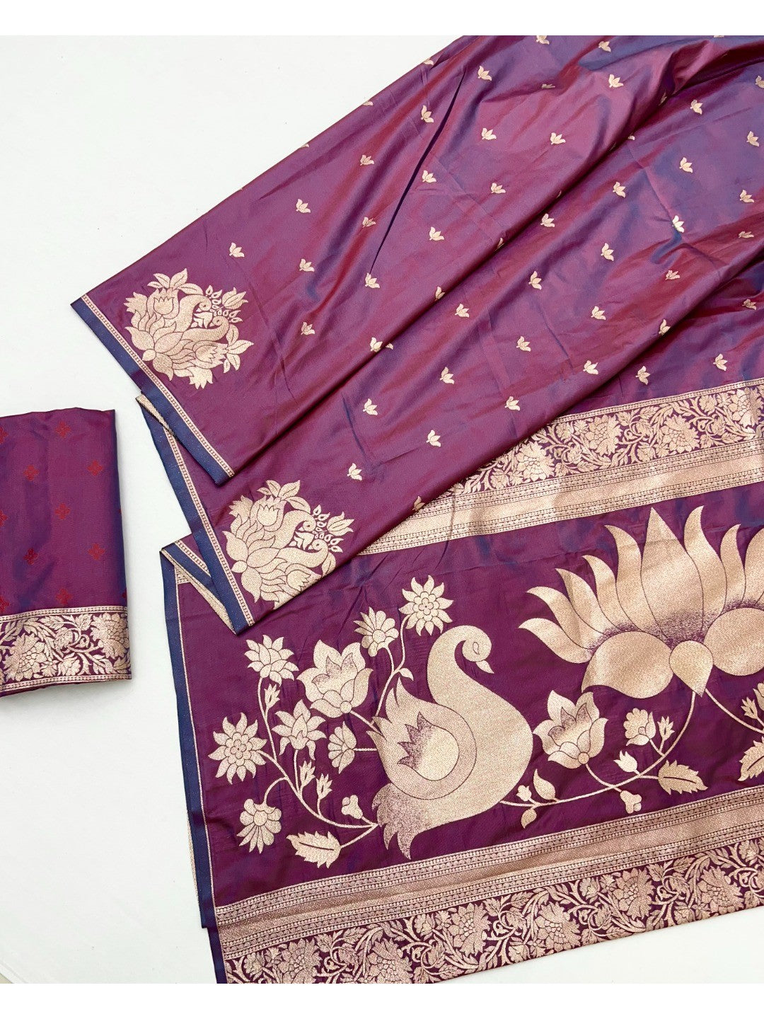 Graceful Wine Lotus Design Art Silk Saree Adorned With Rich Zari Weaving Work - Image 2