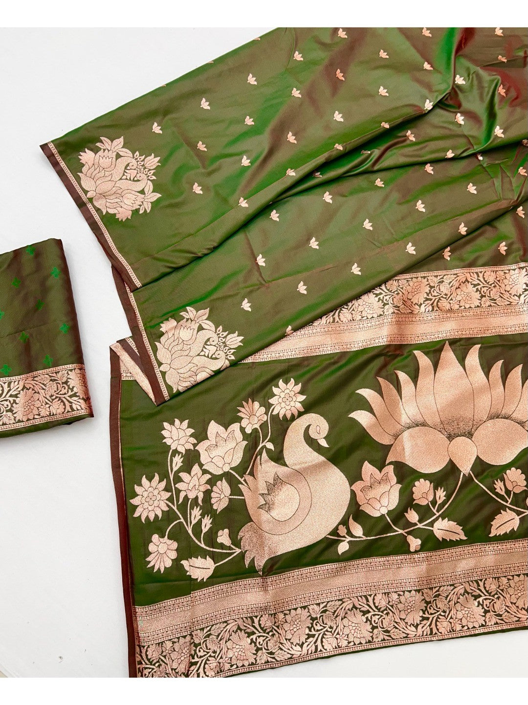 Graceful Mehendi Green Lotus Design Art Silk Saree Adorned With Rich Zari Weaving Work - Image 2