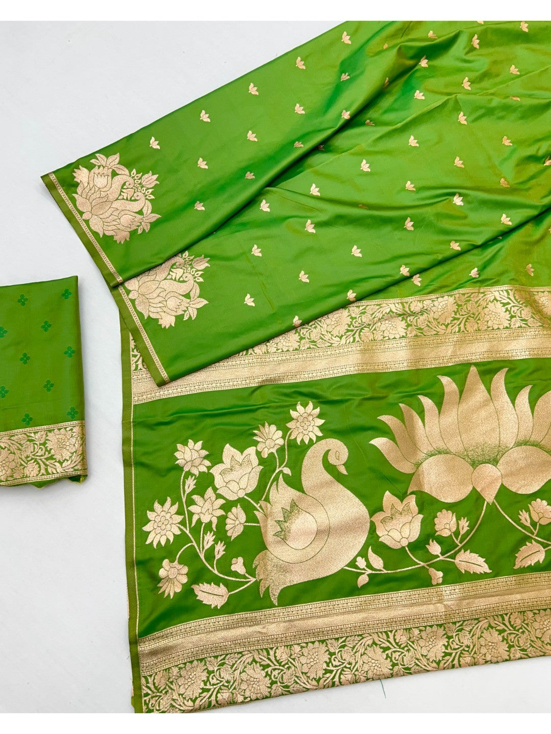 Graceful Green Lotus Design Art Silk Saree With Rich Zari Weaving Work - Image 2