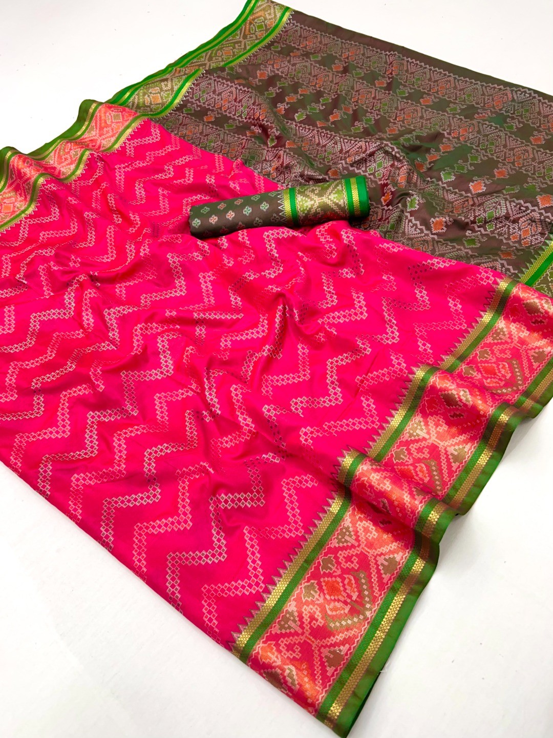 Pink Art Silk Saree with Chevron Print and Contrast Green Woven Border - Image 3